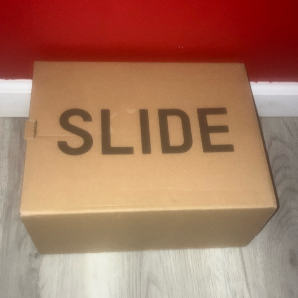 Yeezy slides, color way granite